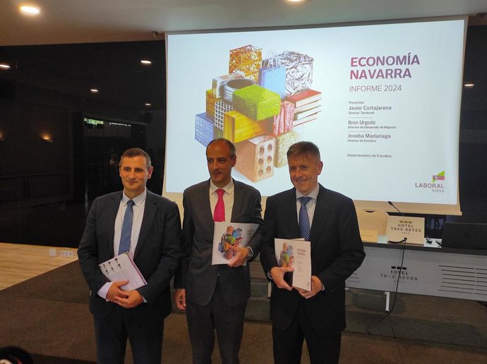 I-D: Javier Cortajarena, director territorial de Laboral Kutxa; Ibon Urgoiti, director de Desarrollo de Negocio, y Joseba Madariaga, director del Departamento de Estudios, en la presentación del Informe de Economía Navarra 2024.