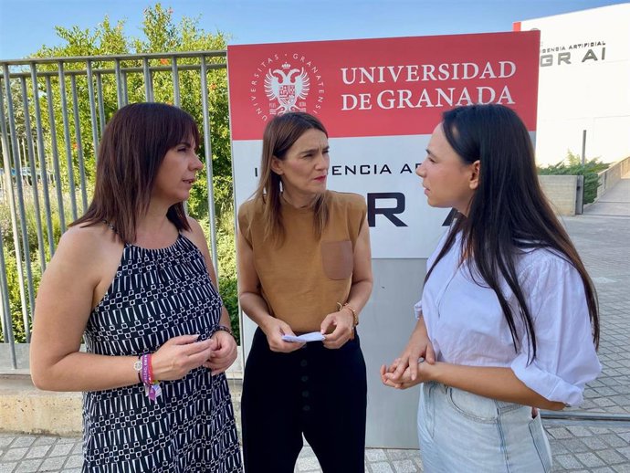 De izquierda a derecha las dirigentes del PSOE de Granada Olvido de la Rosa, Olga Manzano y Arantxa Urrea