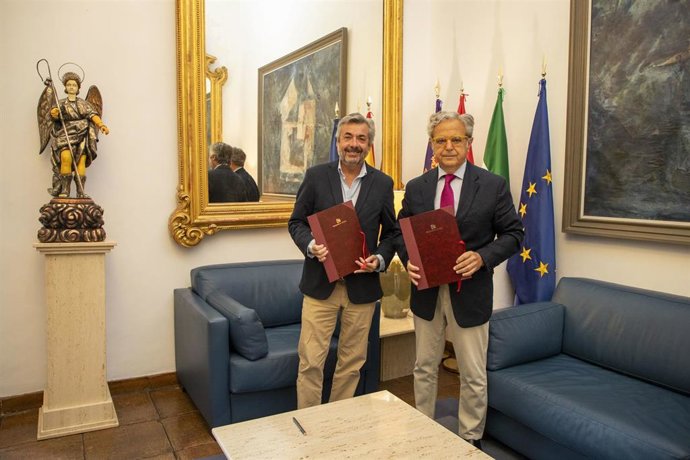El presidente de la Diputación de Córdoba, Salvador Fuentes (dcha.), y el presidente de la GMU, Miguel Ángel Torrico, tras la rúbrica del acuerdo.