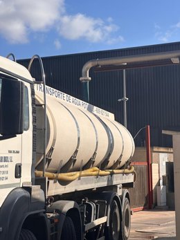 Archivo - Un camión cisterna recarga agua de una de las desaladoras de Abaqua en Ibiza.