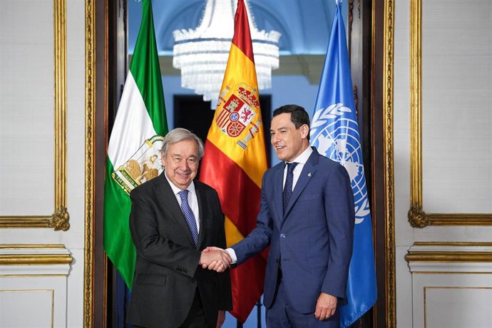 António Guterres (i.) y Juanma Moreno, este martes en el Palacio de San Telmo de Sevilla