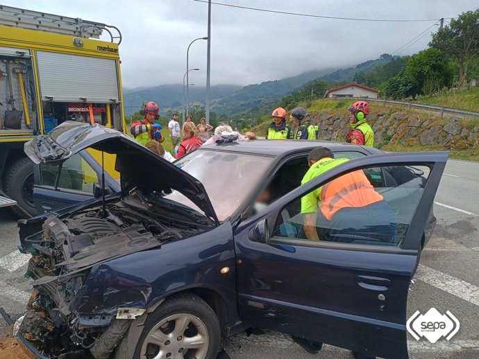 Colisión entre dos coches en Belmonte de Miranda