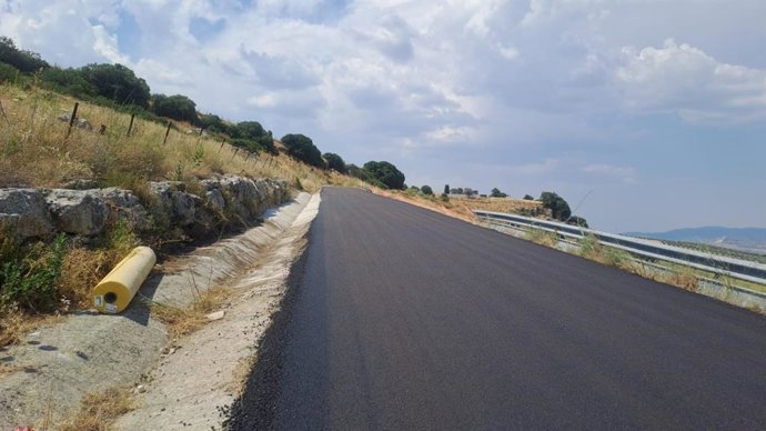 Las actuaciones, que se han ejecutado en el punto kilométrico 11+200, se han centrado en la reconstrucción de la plataforma, dado que se ha movilizado y erosionado el talud de terraplén, en una longitud aproximada de 50 metros.