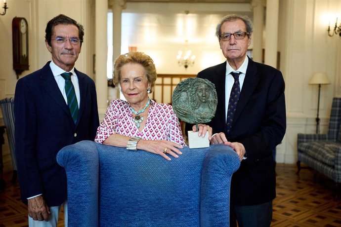 La presidenta de la Asociación Cultural Plaza Porticada, Elena García Botín; su secretario, Antonio Tornel, y Manuel Ángel Castañeda, presidente del jurado Premio de Honor Plaza Porticada, que este año ha sido otorgado al doctor Epeldegui
