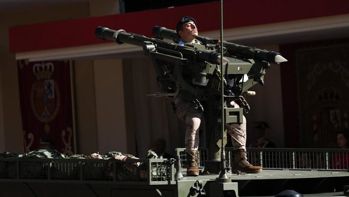 Archivo - Un militar en un tanque del Ejército de Tierra.