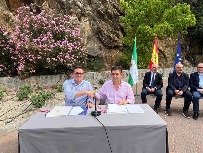 Firma del convenio para ejecutar la primera fase de las pasarelas colgantes.