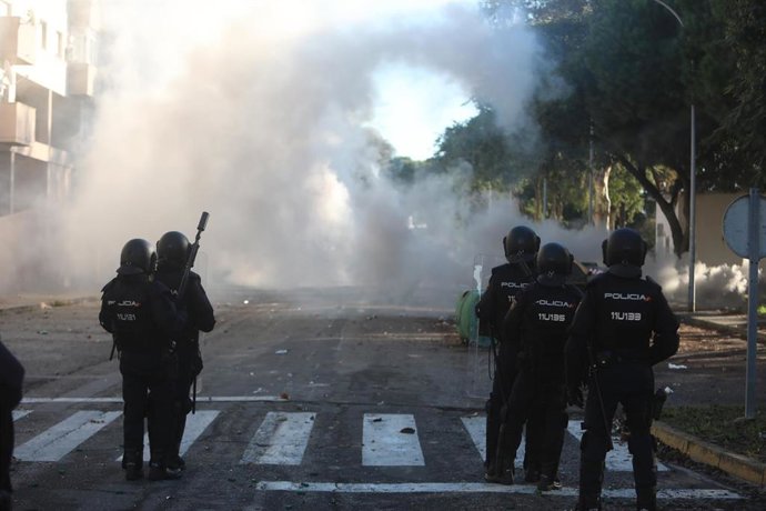 Archivo - Policías cargan con los manifestantes en la novena jornada de la huelga del metal el pasdo día 24.