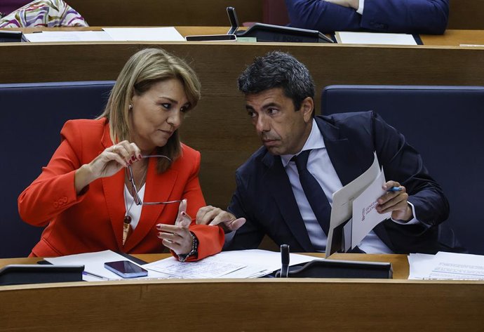 La vicepresidenta de la Generalitat Valenciana, Susana Camarero i el president de la Generalitat, Carlos Mazón, durant una sessió de control de Les Corts