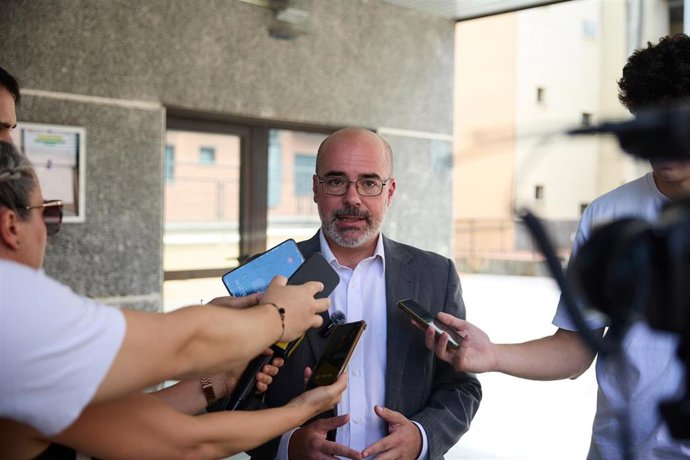 El delegado del Gobierno en Madrid, Francisco Martín, durante una visita a las viviendas sociales de la avenida Carmen Laforet, a 1 de julio de 2025, en Torrejón de Ardoz, Madrid (España).