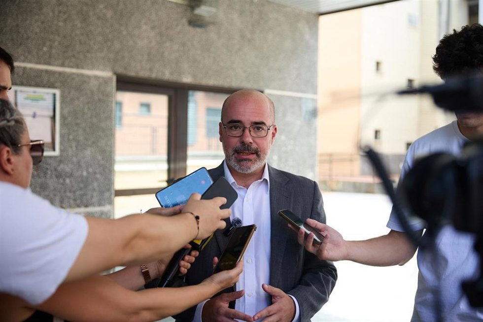 El delegado del Gobierno en Madrid, Francisco Martín, durante una visita a las viviendas sociales de la avenida Carmen Laforet, a 1 de julio de 2025, en Torrejón de Ardoz, Madrid (España).