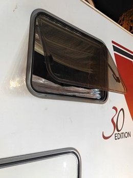 Estat en el qual ha quedat la finestra de la caravana 