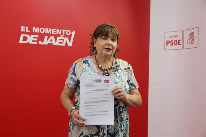 Pilar Parra muestra la moción.