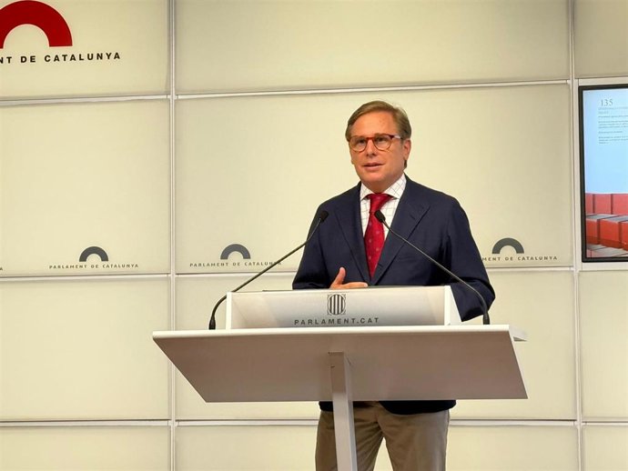 El portavoz de Vox en el Parlament, Joan Garriga, en una rueda de prensa.