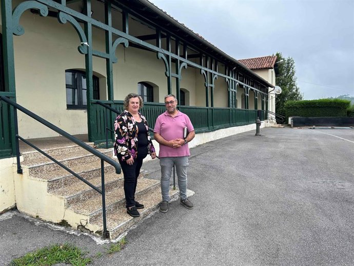 El concejal de Centros Socioculturales en el Ámbito Rural, Manuel Pergentino Martínez, y la concejala de Mayores, Patrimonio y Atención Ciudadana, Pilar Santianes, durante la visita.
