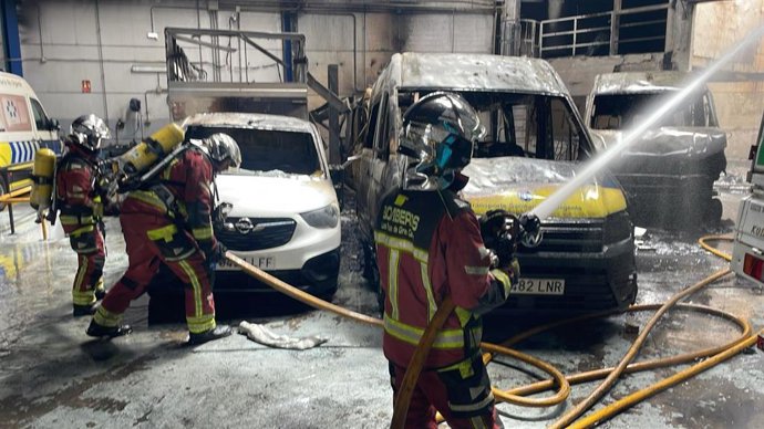 Bomberos de Las Palmas de Gran Canaria extinguen un incendio en una nave de Las Torres