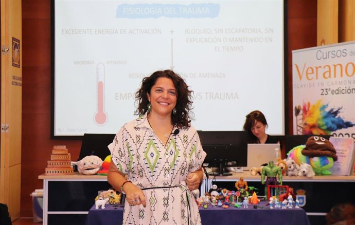 La psicóloga, antropóloga y docente Alma Serra González, durante el curso 'Trastornos de conducta en el aula. Propuesta de intervención desde enfoques psicológicos y educativos de tercera generación'