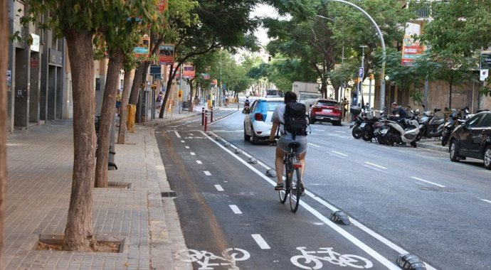 Una persona amb bicicleta per Barcelona