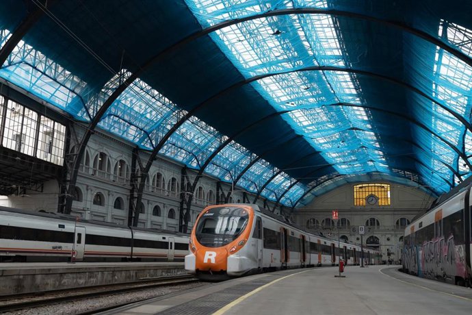 Archivo - Un tren en la estación de Francia, donde opera Rodalies.