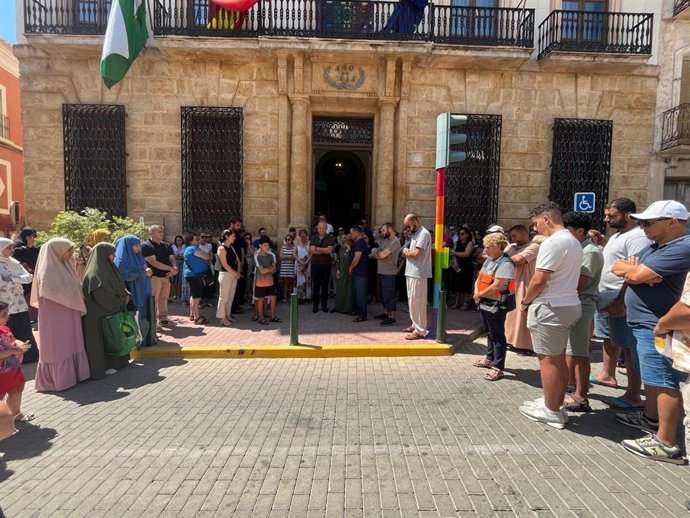 Minuto de silencio por la muerte de un niño de 14 años cuando se bañaba en el canal del pantano de Cuevas del Almanzora (Almería).