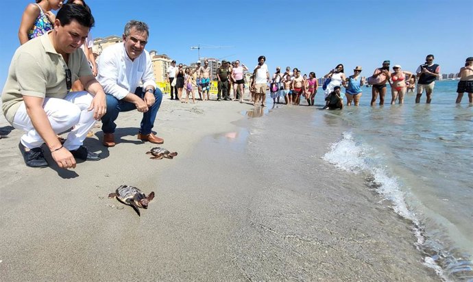 El consejero de Medio Ambiente, Universidades, Investigación y Mar Menor, Juan María Vázquez, con al alcalde de San Javier, José Miguel Luengo, durante la liberación de las tortugas boba