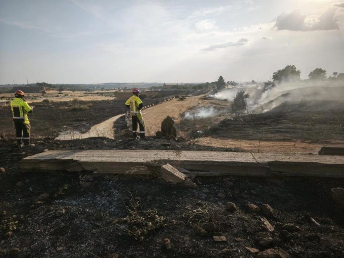 Actuación de bomberos en incendios en Alcalá de Guadaíra.