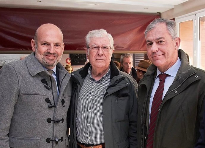 Manuel Alés y José Luis Sanz flanquean al escritor Ángel Vela.