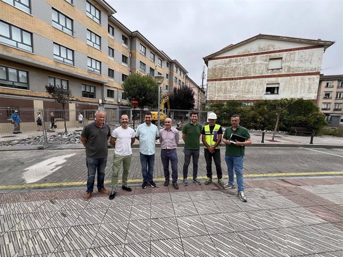 Visita del alcalde de Siero, Ángel García, y el concejal de Ordenación y Gestión Urbanística, Vivienda y Empleo, Javier Rodríguez, a las obras.