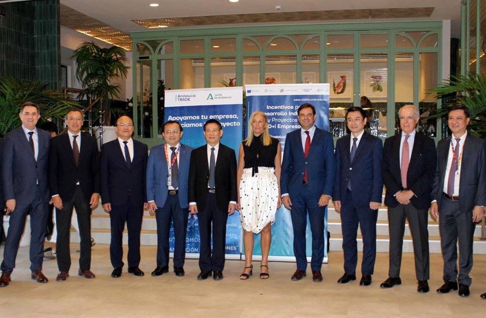 El viceprimer ministro de Vietnam,  Ho Duc Phoc,  y la viceconsejera de Economía, Amelia Martínez, junto a representantes institucionales andaluces y vietnamitas.