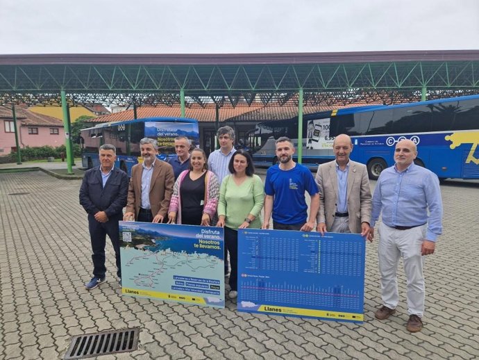 El consejero de Movilidad, Medio Ambiente y Gestión de Emergencias, Alejandro Calvo, presenta en Llanes el nuevo dispositivo de transporte público