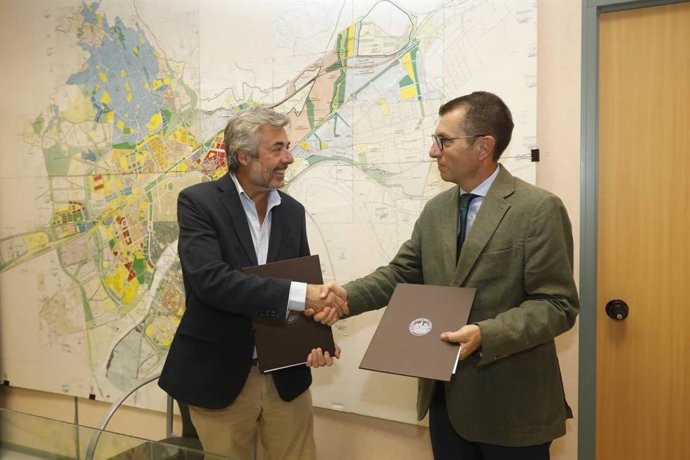El presidente de la Gerencia Municipal de Urbanismo (GMU) de Córdoba, Miguel Ángel Torrico, y el representante de Hitachi Energy Spain, Francisco José Bolaños, suscriben el convenio urbanístico.