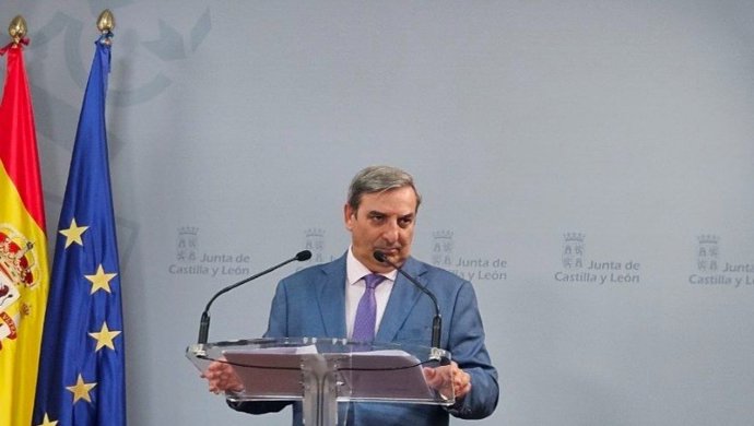 El consejero de Movilidad y Transformación Digital, José Luis Sanz Merino, tras la reunión que el presidente de la Junta, Alfonso Fernández Mañueco, ha mantenido con representantes institucionales de la provincia de Zamora