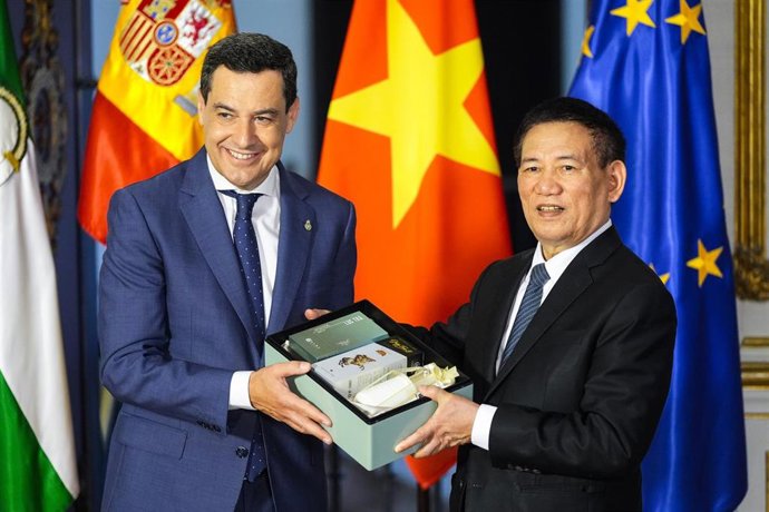 El presidente de la Junta de Andalucía, Juanma Moreno, (i) junto al viceprimer ministro de Vietnam, Ho Du Phoc, (d) durante una visita al Palacio de San Telmo, a 1 de julio de 2025 en Sevilla (Andalucía, España). El presidente de la Diputación de Sevilla,