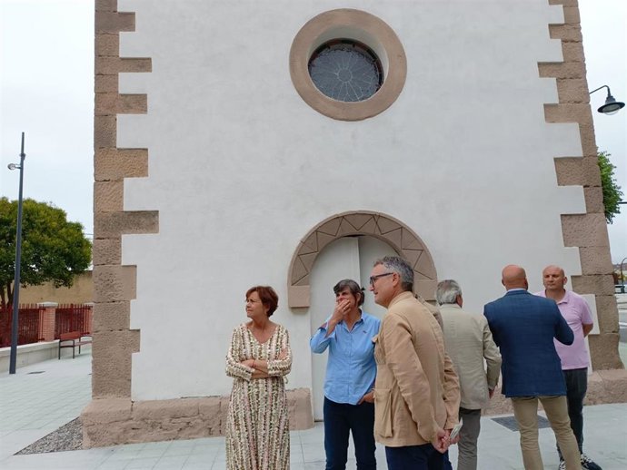 La alcaldesa de Gijón, Carmen Moriyón,  frente a la capilla de San Esteban del Mar, en el Natahoyo.