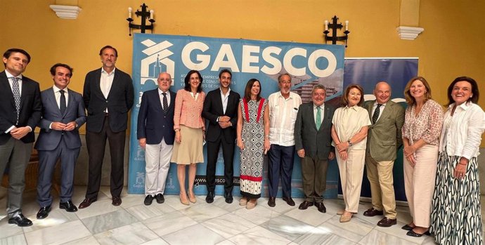 Foto de familia en el 'I Foro Movilidad, Vivienda y Futuro de Sevilla' organizado por el PP.