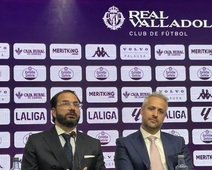 El nuevo director deportivo del Real Valladolid, Víctor Orta, junto al copresidente del club Enrique Uruñuela.