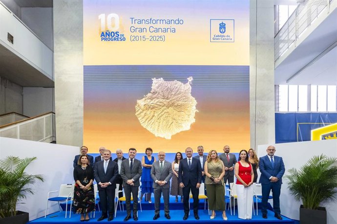 El grupo de Gobierno de Cabildo de GranCanaria durante el acto por los diez años de Antonio Morales en la Presidencia