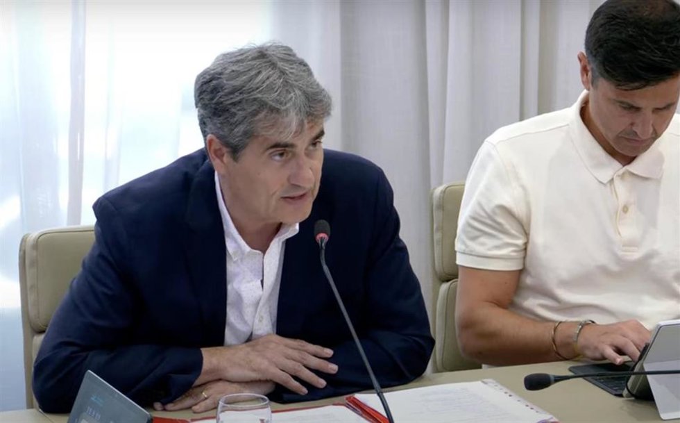 El diputado socialista lex Pitaluga en la Comisión de Hacienda y Presupuestos