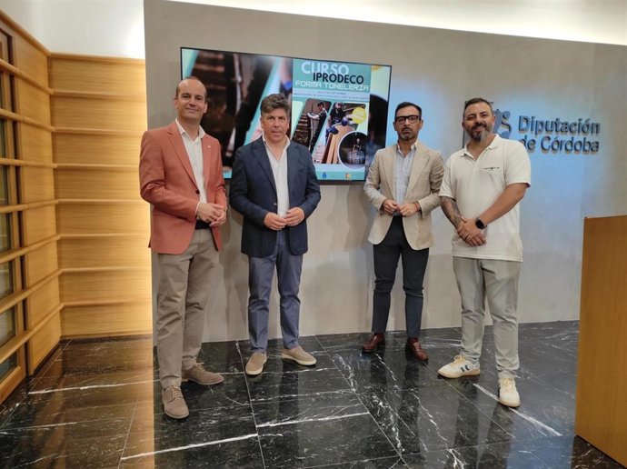 El delegado de Desarrollo Económico en la Diputación de Córdoba (segundo por la izda.), Félix Romero, y el alcalde de Montilla, Rafael Llamas (tercero), en la presentación del curso de tonelería.