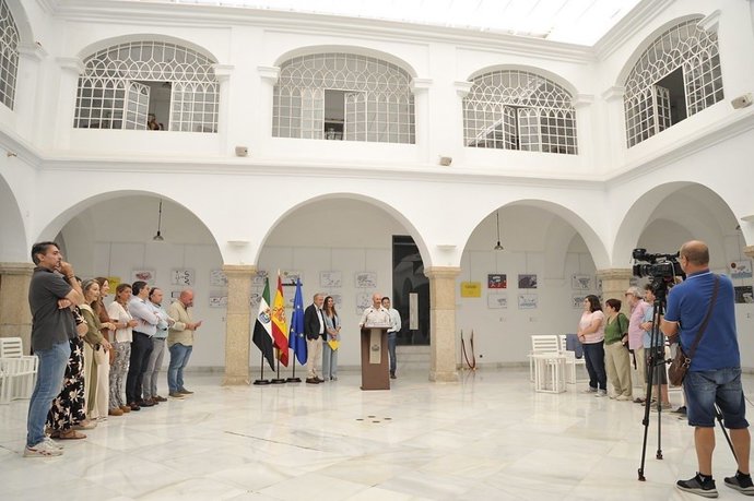Acto de inaguración en la Asamblea de Extremadura de la exposición 'La ciencia según Forges'