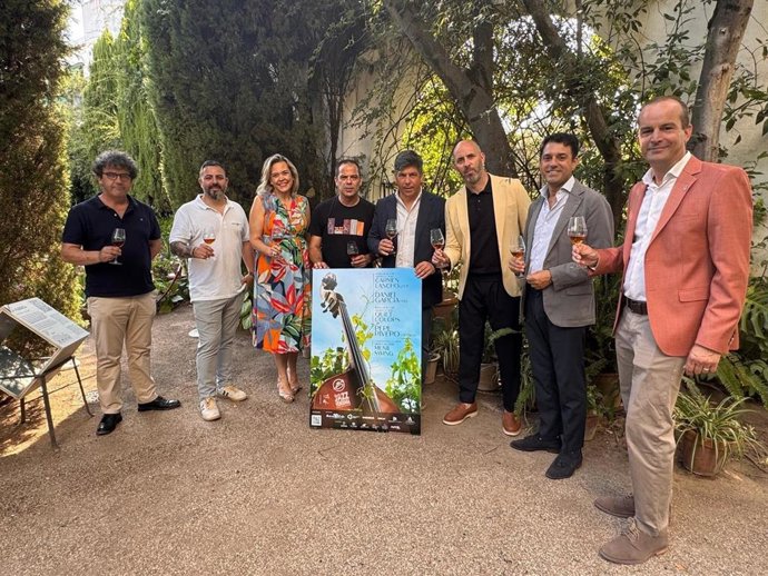 Autoridades y responsables del Festival Montijazz Vendimia 2025 en su presentación en el Palacio de Viana de Córdoba.