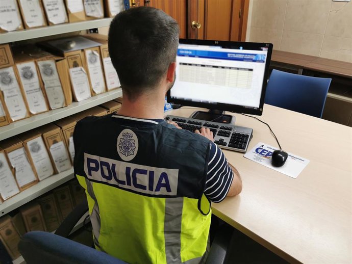 Archivo - Agente del Cuerpo Nacional de Policía en tareas de investigación.