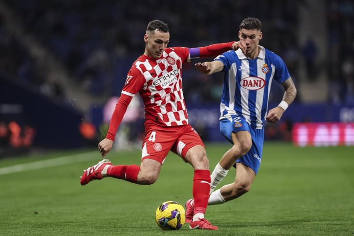 Archivo - Arnau Martinez of Girona FC in action during the Spanish league, La Liga EA Sports, football match played between RCD Espanyol and Girona FC at RCDE Stadium on March 10, 2025 in Cornella, Barcelona, Spain.