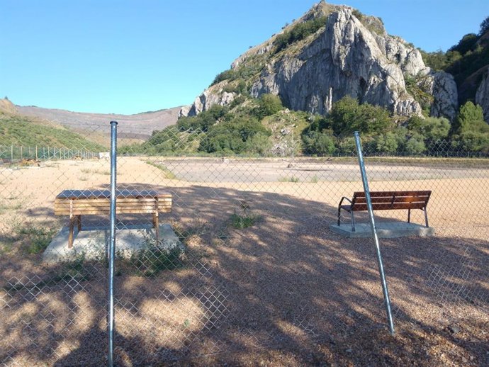 Imagen de las balsas mineras transformadas en lagunas de pesca en Santa Lucía de Gordón (León).
