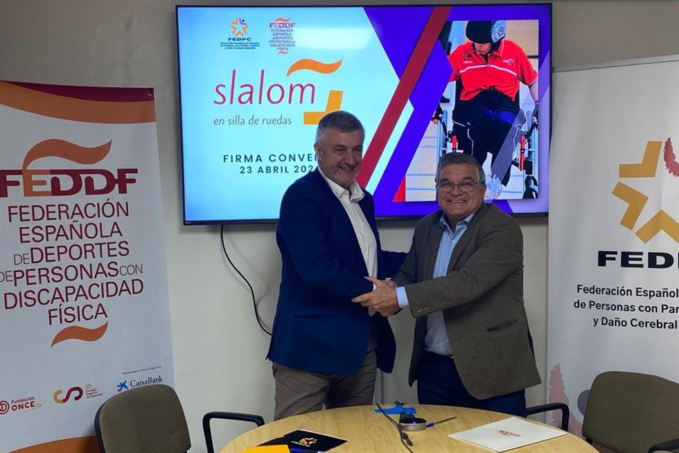 Archivo - Enrique Álvarez (izda), presidente de la FEDDF, junto a Julián Rebollo, presidente de la FEDPC