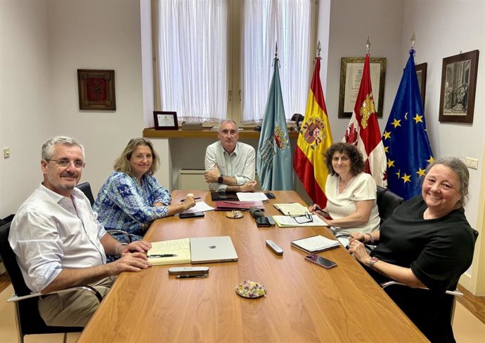 El alcalde de Segovia, José Mazarías (centro), con la alcaldesa de Santiago, Goretti Sanmartín, (dcha) y concejales de ambas ciudades .