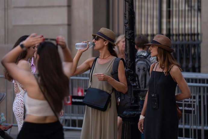 Archivo - Varias personas pasean por la ciudad, a 31 de julio de 2024, en Barcelona, Catalunya (España)