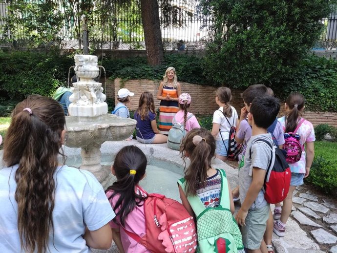 La concejal de Educación y Cultura, Irene Carvajal, junto al grupo de niños que han participado en la primera actividad de 'Comando Pucela' este mes de julio.