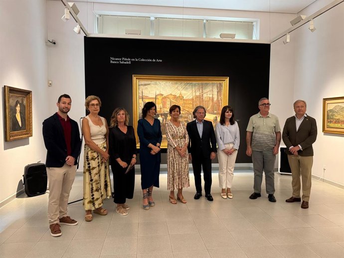 La alcaldesa de Gijón, Carmen Moriyón, preside la inaiguración de la exposición 'Nicanor Piñole en la Colección de Arte Banco Sabadell', en el museo Nicanor Piñole (Gijón).