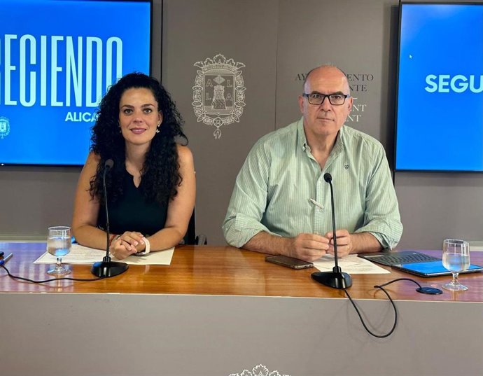 Cristina Cutanda y Manuel Villar en la junta de gobierno local del Ayuntamiento de Alicante