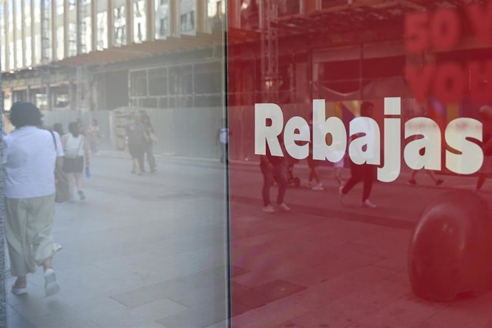 Un escaparate anuncia las rebajas de una tienda, en una imagen de archivo.